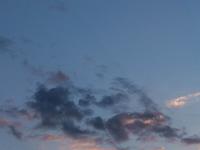 Wolkengruppe über Bergspitze